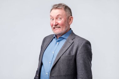 adam düşünme zor yüz duygu ile bakıyor.