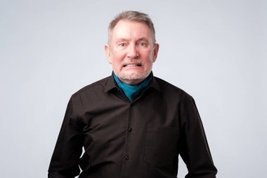 Kıdemli adam ifade tahriş etti, dişleri sıkmak, hoşnutsuzluk olmak, savunuyor