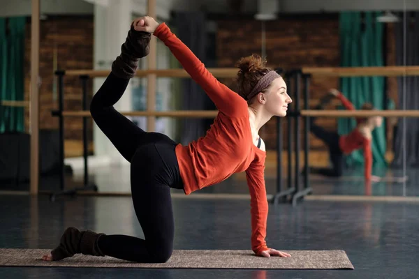 Mulher praticando ioga, alongamento no exercício de gato, postura de tigre — Fotografia de Stock