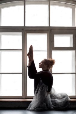 kadın hem büyük ayak ya da Ubhaya Padangusthasana denilen Yoga egzersiz yapıyor