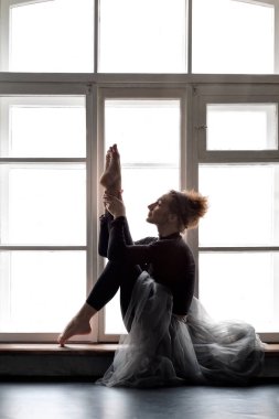 kadın hem büyük ayak ya da Ubhaya Padangusthasana denilen Yoga egzersiz yapıyor