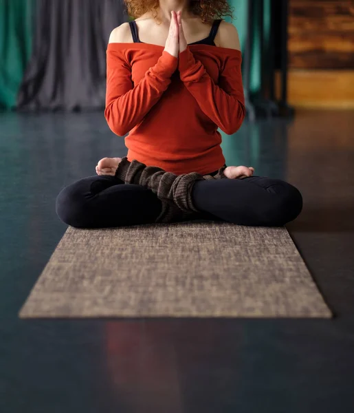 Yoga girl sitting in Lotus pose or Padmasana. Practicing on mat — Stock Photo, Image
