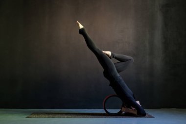 Stüdyoda yoga yapan genç kadının yan görünümü