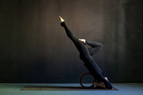 Zijaanzicht van jonge vrouw die yoga beoefenen in Studio — Stockfoto