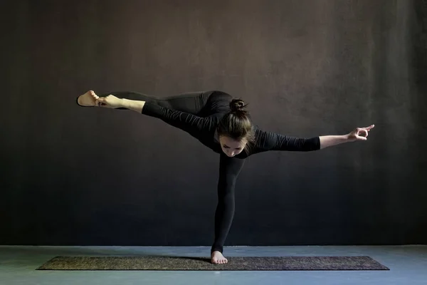 Caucasain meisje staande in yoga asana, vbalance te voet. — Stockfoto