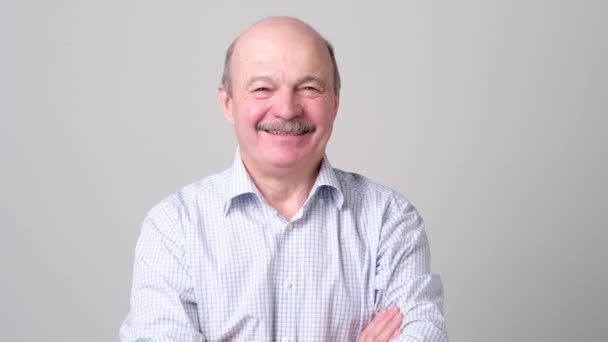 Senior man in casual clothes keeping arms crossed and smiling — Stock Video