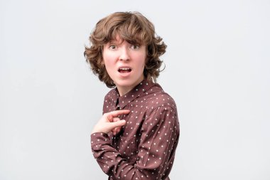 Kadın göğsünü gösteriyor, olumsuz duygularını ifade ediyor, neden suçlu olduğunu soruyor.