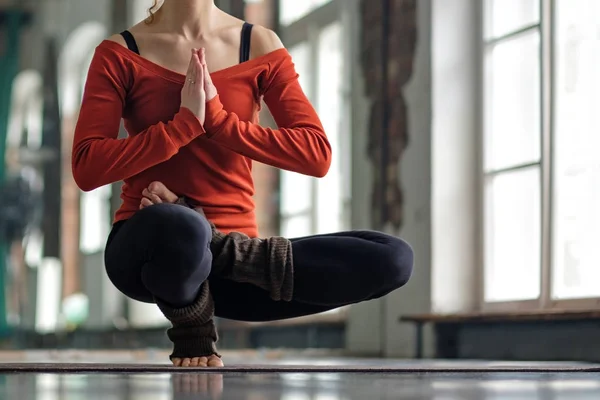 Woman doing yoga balance exercise on mat standing on one foot — Stock Photo, Image