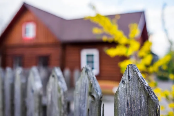 Village house with wooden fence at russian rural countryside. — Stock Photo, Image