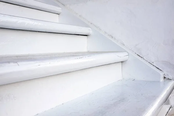 Escalera blanca de madera vista de cerca. Detalle de casa rural . — Foto de Stock