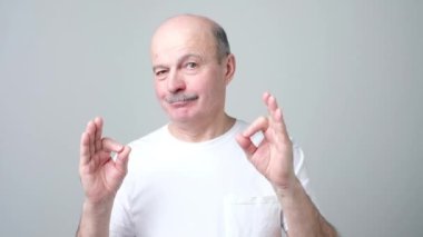 Memnun pozitif adam ok işareti gesturing