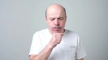 Yaşlı adam--dan soğuk algınlığı ya da zatürre hasta.