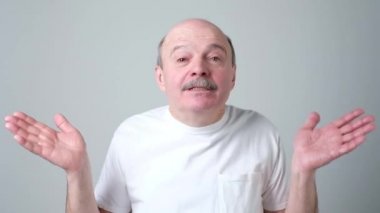 Kıdemli unshure karışık şaşkın adam omuzsilke