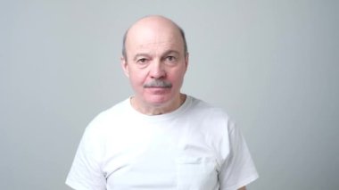 Memnun olgun adam işaret parmağı kadar gösteren, tavsiye veren