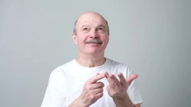 İşadamı beyaz izole ikinci bir uyarı veriyor