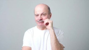 adam bıyık larını bükerek dokunarak, düşünme