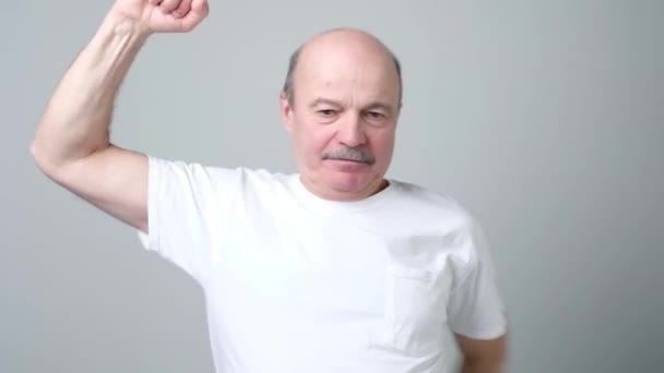 Mann streckt Arme und Hände beim Aufwärmen — Stockvideo