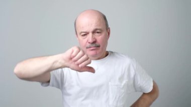 Olgun adam farklı jestler gösteren