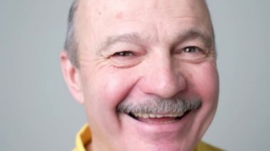 Mutlu yaşlı adam işaret kadar başparmak veren.