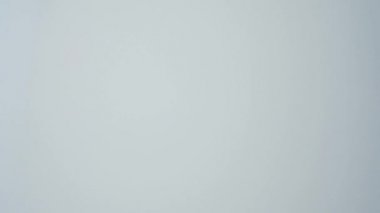 Kıdemli adam şaşırır ve kameraya bakar.