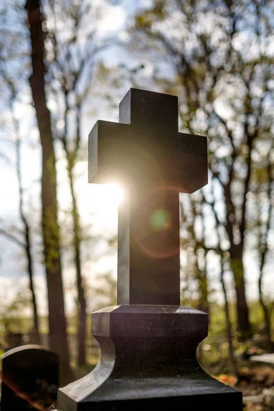 Silueta kříže při západu slunce při cementetrii — Stock fotografie