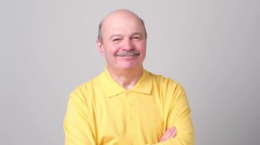 Üst düzey Avrupalı adam yüzünde olumlu bir gülümseme ile başını sallayarak