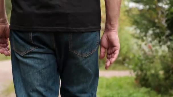 El hombre dando un paseo por la naturaleza . — Vídeos de Stock