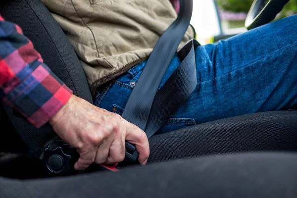 Caucásico hombre sujeción cinturón de seguridad en el coche — Foto de Stock