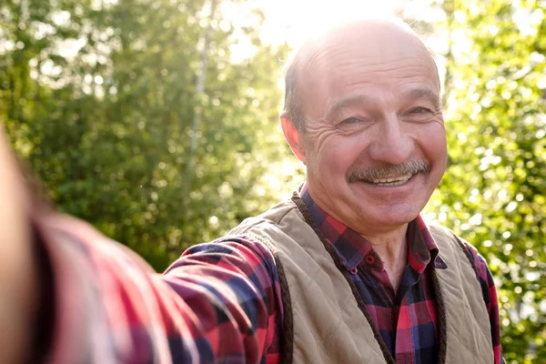 Selfie van knappe Senior Spaanse man op zonnige dag. — Stockfoto