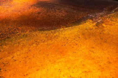 Lekeleri ile yaşlı paslı bakır metal turuncu arka plan.