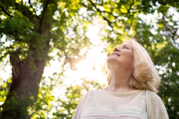 Retrato de cerca de la mujer mayor junto al árbol — Foto de Stock