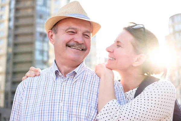 Feliz homem maduro sorrindo com a jovem mulher — Fotografia de Stock