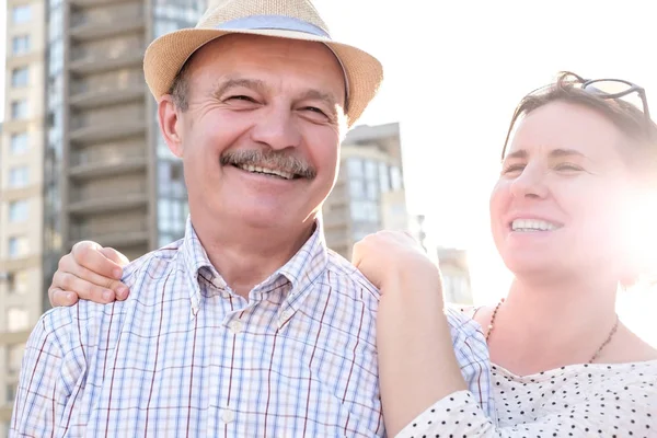 Gelukkig volwassen man die lacht met jonge vrouw — Stockfoto
