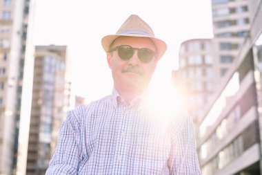 Şapka ayakta ve gülümseyen emekli üst düzey İspanyol adam