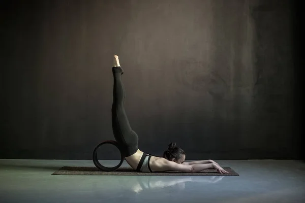 练瑜伽的女人，用轮椅摆姿势的女人. — 图库照片