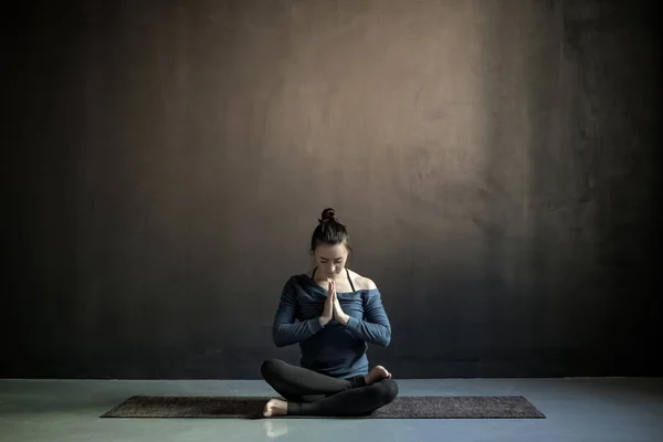 Mujer preparándose para practicar yoga, sentada en sesión de meditación —  Fotos de Stock