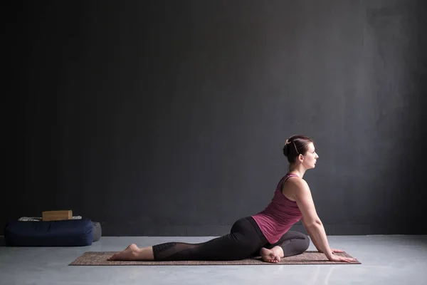 Woman working out doing easy variation of One Legged King Pigeon Pose — Stock Photo, Image