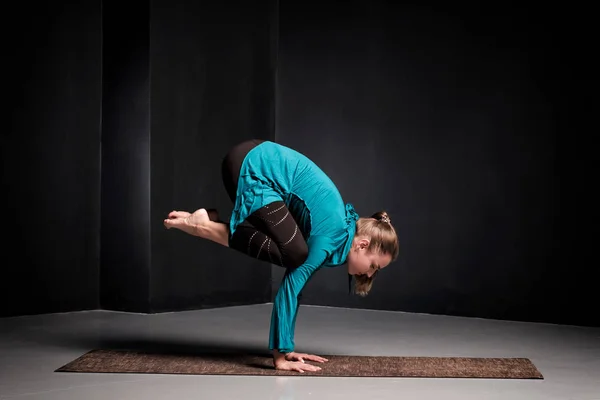 Vrouw die yoga beoefent, Kraanoefening doet, Bakasana poseert, traint. — Stockfoto
