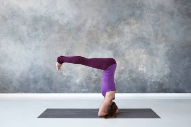 kadın yoga, salamba sirsasana egzersiz ayakta, headstand poz