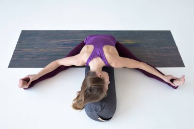 Youga yapan kafkas kadın fitness mat upavistha konasana böler