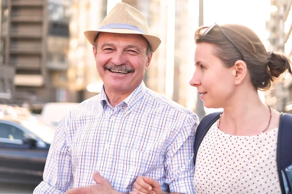 Hispanic vader in de zomer hoed en dochter wandelen buiten samen — Stockfoto