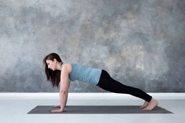 Genç kadın yoga, Push up veya basın up egzersiz yapıyor, Plank poz.