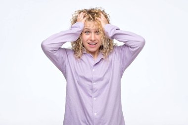 Heyecanlı genç bayan pijama giymiş beyaz arka plan üzerinde izole ayakta.