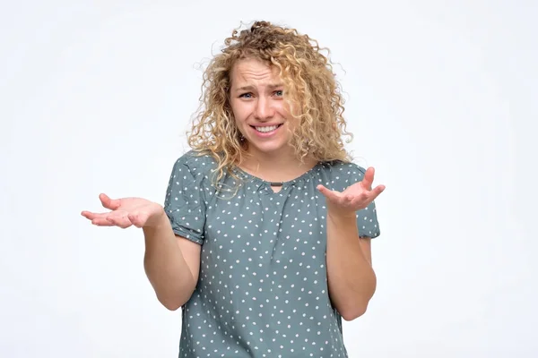 Donna ha dispiaciuto espressione scuotendo le spalle — Foto Stock