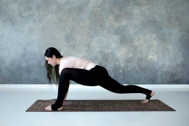 Bacak lunge pozisyonunda esneme kadının tam uzunlukta profil görünümü.