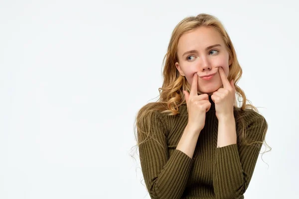 Jong boos krullend blonde vrouw maken nep glimlach — Stockfoto