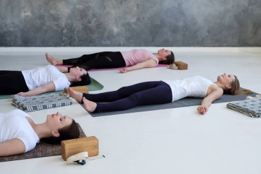 Kadınlar yoga dersi pratik, Dead Body yapıyor, Savasana, egzersiz Corpse poz