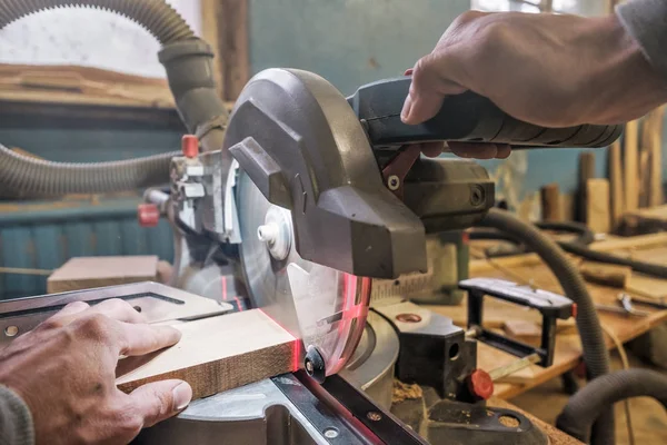 Lavoratore carpentiere caucasico che lavora alla guida di seghe circolari per tagliare tavole — Foto Stock