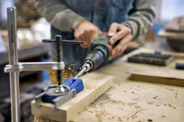 Carpenter telepíti a bútorcsuklópánt. A zseblyukas Asztalos koncepció. — Stock Fotó