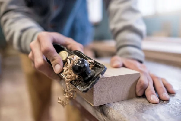 Usando um jointer para cortar a borda de madeira de madeira para detalhes móveis . — Fotografia de Stock